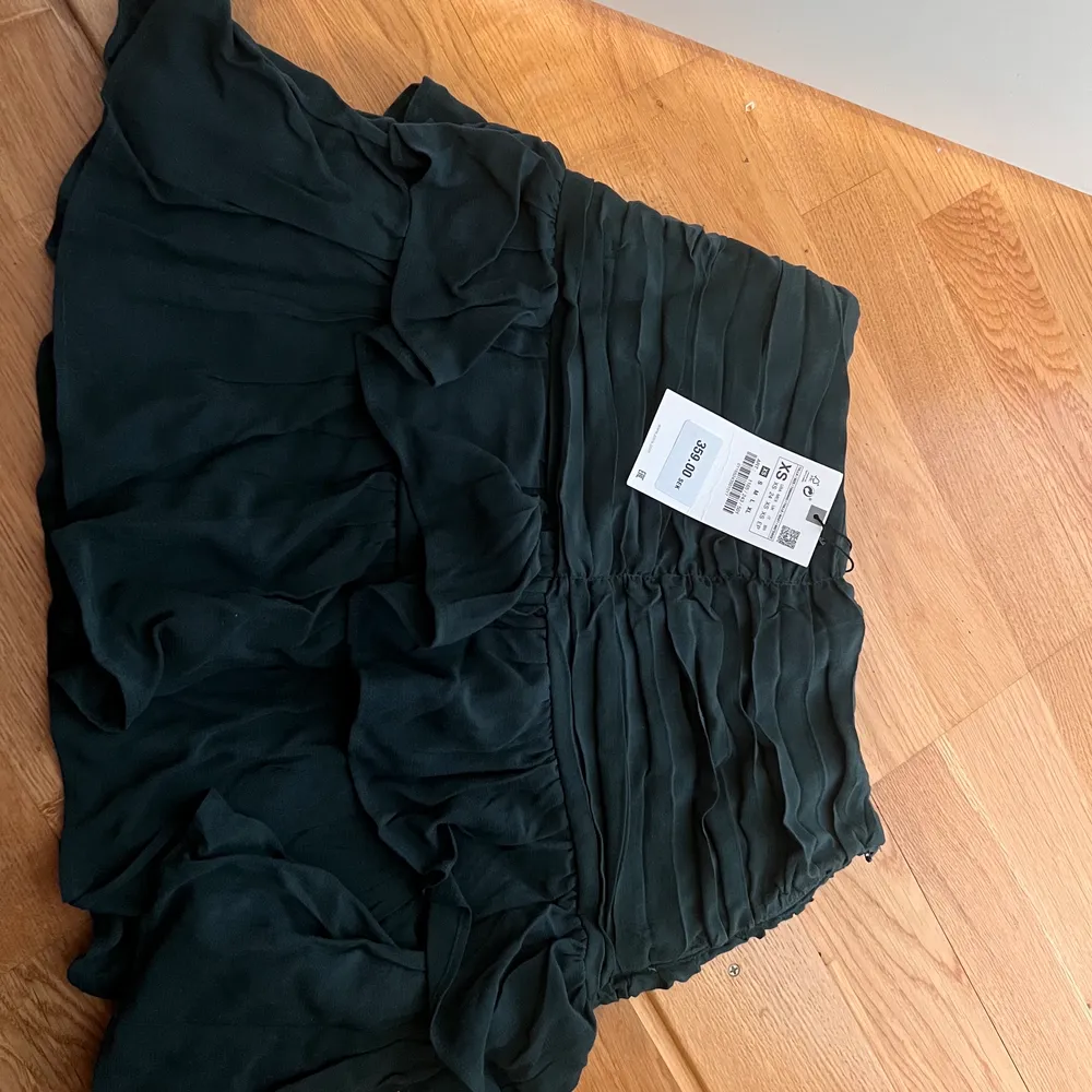Funderar på att sälja denna jätte fina zara kjol i strl xs. Denna kjol går inte att köpa längre så är osäker om man borde sälja. Men den är aldrig andvänd och har fortfarande kvar sin prislapp. Köpte för 359kr. Säljer vid bra bud❤️. Kjolar.