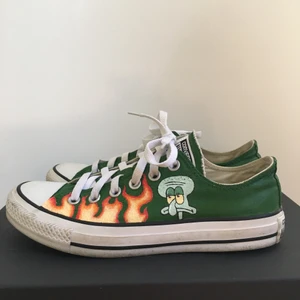 Converse  - INTRESSEKOLL!!🤩Gröna converse i fint skick.🔥 Jag har själv målat skorna med en textilfärg.🔥 Även om den ska tåla vatten rekommenderar jag att undvika att använda skorna i dåligt väder för att hålla skorna i bra skick. 