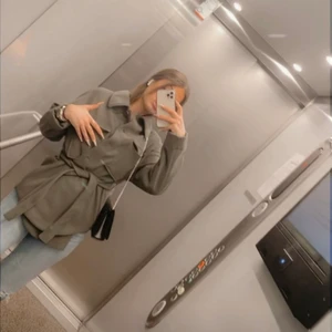 Kappa - Köpte denna kappa på Gina , knappast använt den och vill ha den i svart sen långt tillbaka därav lagt undan den. Säljer denna för 300 i storlek S men den passar XS samt M beroende på hur man stylar den 💓