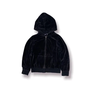 Cubus Velour hoodie  - Hoodie i supermjuk och bekväm velour med hellång dragkedja och fickor i sidan. Breda muddar och längst ner på jackan. Smal passform. Använt skick