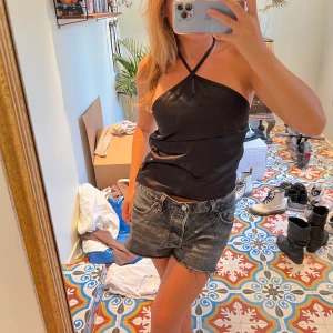 Topp - Svart topp som man knyter där bak från asos. Köparen står för frakt!