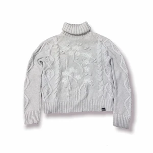 Stickad tröja - Vit Stickad Polotröja från Superdry med detaljer. Storlek 36/S