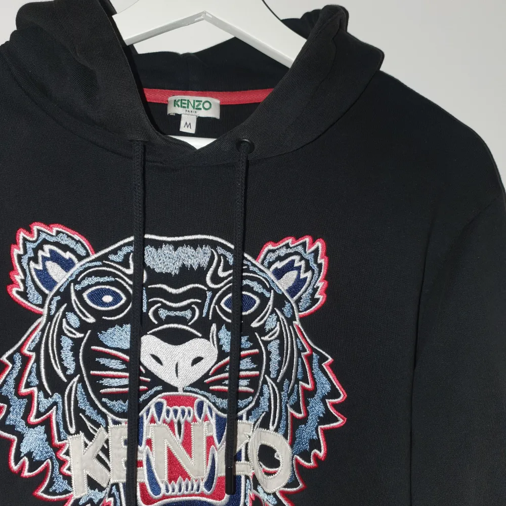 Super snygg svart KENZO hoodie i storlek M, herrmodell. Den har använts varsamt och är i mycket bra skick. Köptes för runt 3000 kr, säljer den för 800 kr !  Kontakta mig om du har några funderingar 🙌🏼. Tröjor & Koftor.