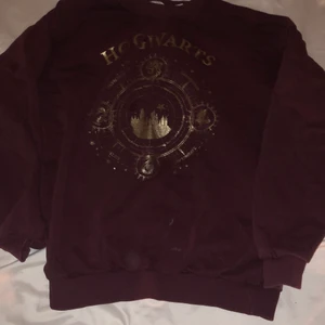 Vin röd Hogwarts tröga  - Vinn röd tröga med Hogwarts tryck, kontakta mig om ni är intresserade 