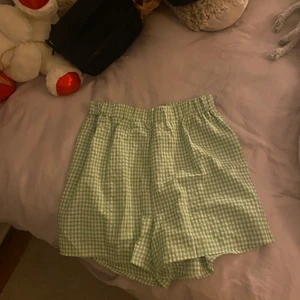 Grönvita shorts  - Superfina shorts men inte min stil, har bara inte kommit till användning. Från Shein, Strl M men passar mig som är S/M i byxor/shorts!! Stretch i midjan, sitter bra åt och de har fickor 💚💚 spårbar frakt 51kr