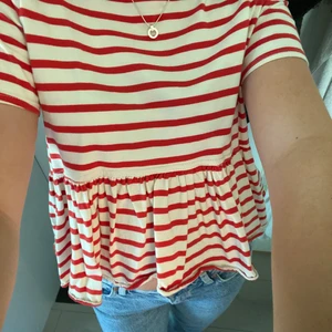 Randig zara tröja s - En fin röd randig peplum topp från zara, har inga fläckar eller skador, säljer för 55kr + frakt💕säljer också en likadan i mörkblå, båda för 100kr🥰