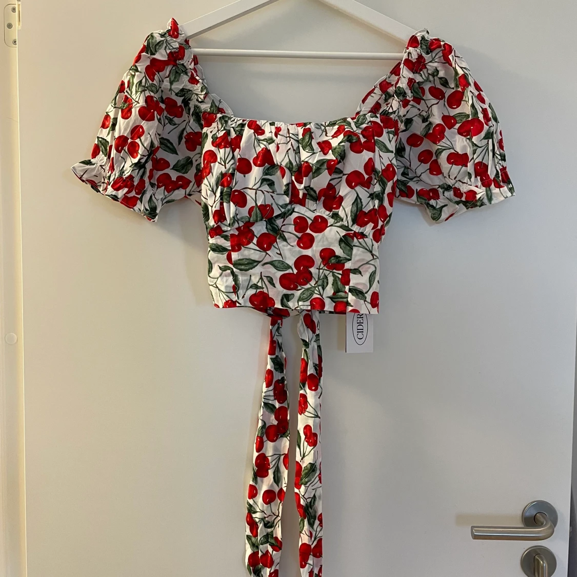 HELT NY. Cider blus körsbär