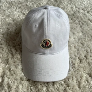 Moncler keps  - Vit moncler keps , andvänd ett fåtal gånger. Köparen står för frakten!