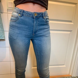 Blåa jeans  - Blåa jeans från Kappahl, skinnyjeans och midwaist 