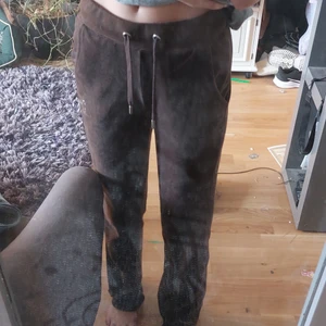 Bruna juicy - Hejhej, jag vill sälja mina bruna juicy pga de kommer inte till anv. Hade också kunnat tänla mig att byta mot ett par andra i en annan färg. Dem är i bra skicka använda minst 10 ggr. Det finns inga defekter på byxorna. Hör av er ifall ni vill köpa/byta💞