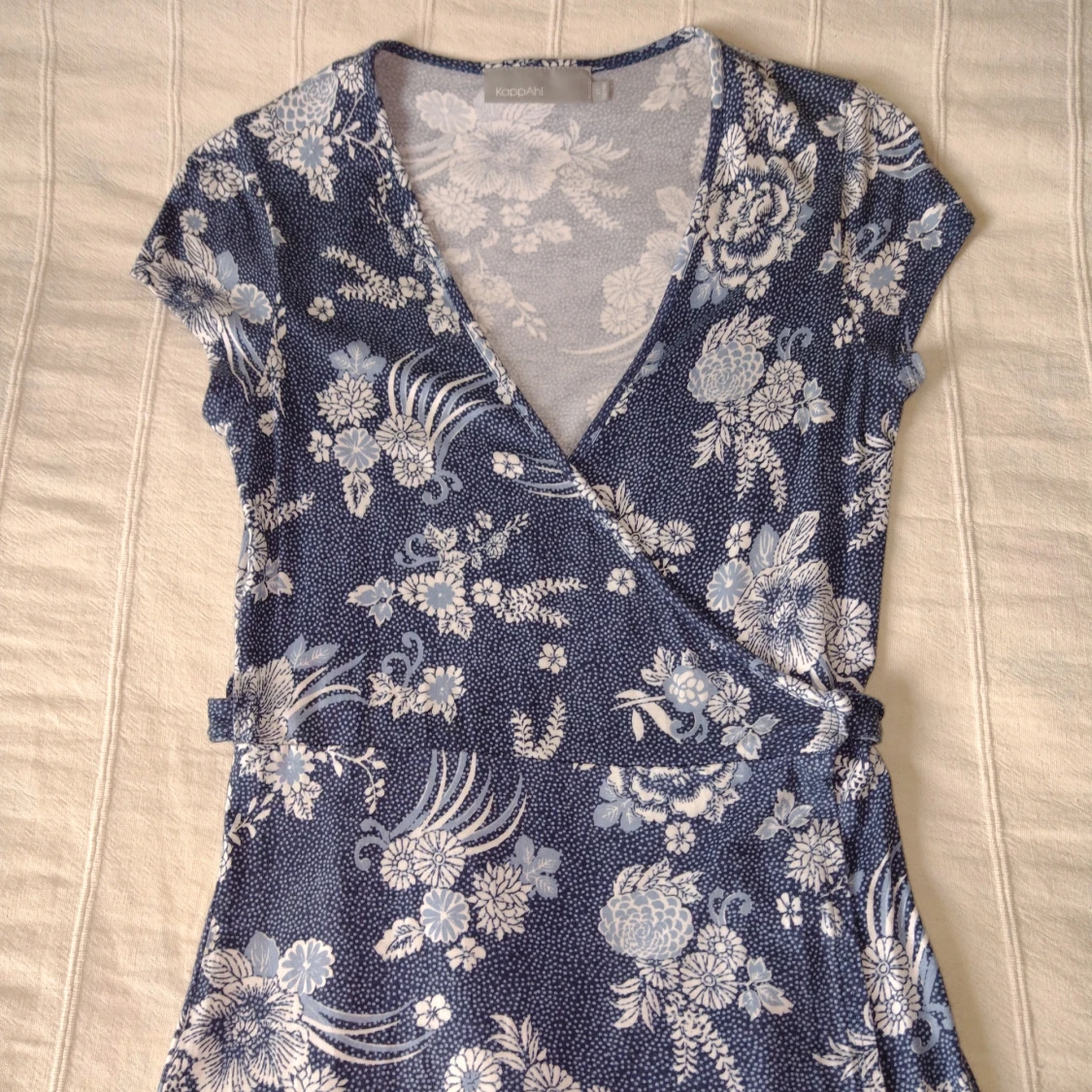Blåvit mönstrad omlottklänning, storlek XS - 90