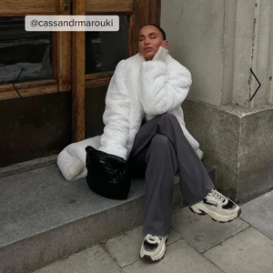 NA-KD sneakers: storlek 40 - Helt oanvända sneakers från Na-kd. Har bara legat i boxen.  Har ett par andra skor som jag ständigt använder så tänker att dessa snygga får tyvärr säljas.  