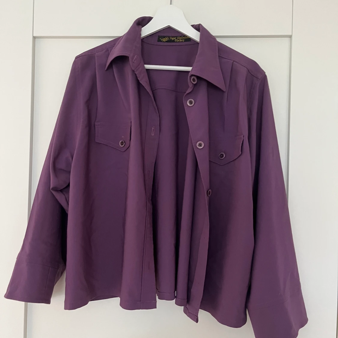 Lila skjorta/tunn jacka
