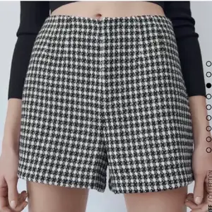 Säljer nu dessa oanvända med lappen kvar shorts från zara. Det är så söta och najs nu till sommarn. Jag har dock ett liknande par så dessa kommer inte till användning för mig och därför säler jag dom nu!🤩