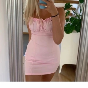 SHEIN KLÄNNING - Rosa klänning från Shein. Aldrig använd, första bilden är lånad☺️