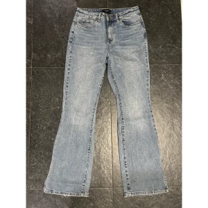 Flear jeans med slit  - Säljer mina fina jeans från Veromoda då dem är för stora på mig, det är strl. 29/32, dem passar mig perfekt i längden och jag är 164. Jeanse är flaer med slit ned till. Köparen står för frakten.  Skriv om ni har frågor eller vill ha fler bilder<3