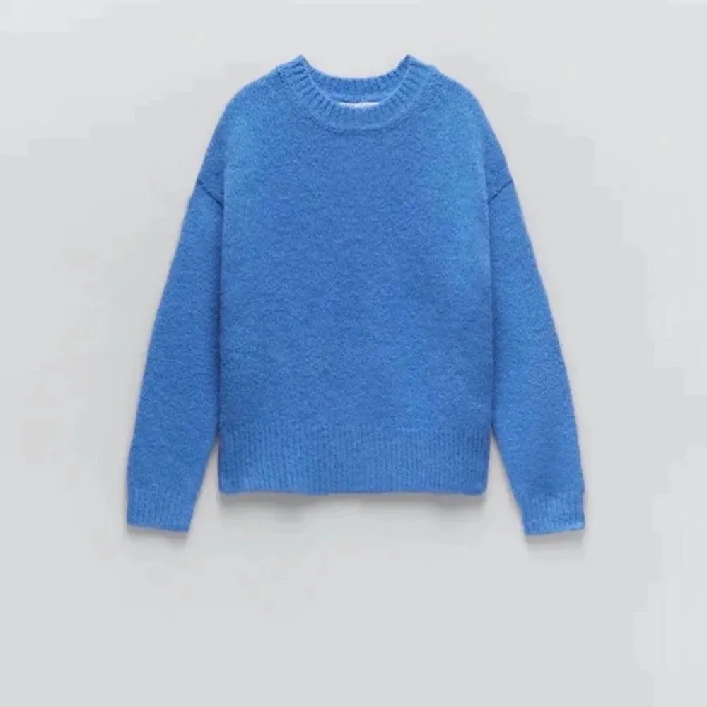 En superfin stickad tröja från Zara i jättebra skick. Endast använd 2-3 gånger & säljer för att den ej kommer till användning💖. Tröjor & Koftor.