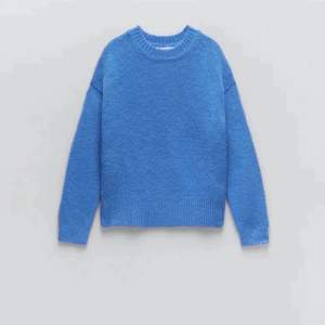 En superfin stickad tröja från Zara i jättebra skick. Endast använd 2-3 gånger & säljer för att den ej kommer till användning💖