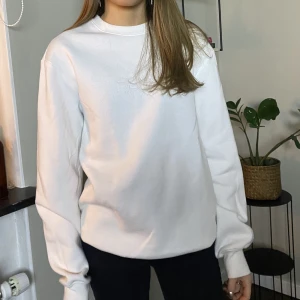 Vit collegetröja - collegetröja från herravdelningen på h&m i fint skick, andvänd enstaka gånger. Storlek xs men är stor i storlek och passar s och liten M💕