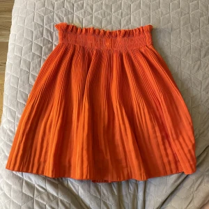 Orange/röd kjol - En otroligt fin och somrig kjol som passar till både enfärgad och mönstrad topp, även detta plagg kan man klä ner och upp❤️
