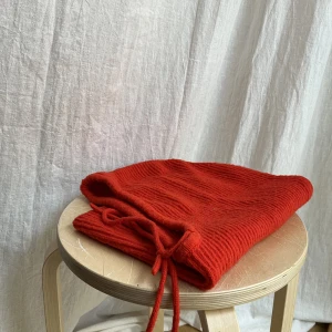 Balaklava från H&M - Röd balaklava från H&M. Superskönt och varm. Löst sittande. 