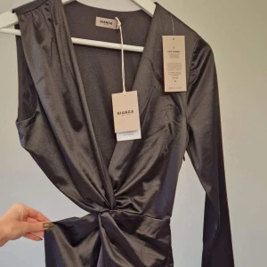 Cali Dress 🖤 - Oanvänd Cali dress från Bianca Ingrosso. 🖤