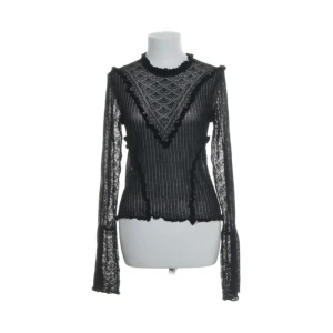 Topp - Säljer min snygga lätt see-through topp från zara. Precis lagom see-through och passar perfekt för både fest samt vardag. Det är i storlek L men passar mig som brukar bära S. 😊