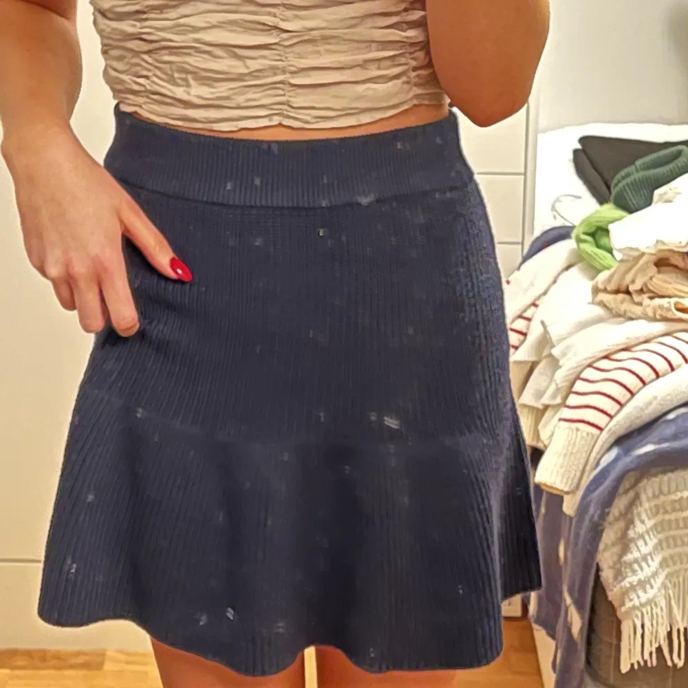 Marinblå stickad kjol från zara. Smutsig spegel inte kjol! Använd endast en gång.  180kr+ frakt. Kjolar.