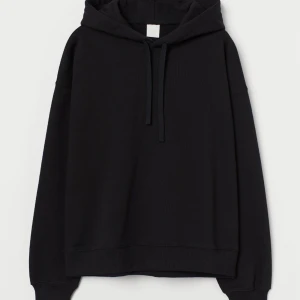Svart Hoodie  - Säljer denna superfina svarta hoodien! Skriv privat för prisförslag eller frågor! Köparen betalar frakt!💗