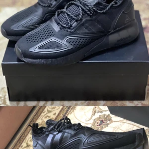 FYNDA FÖRST TILL KVARN OVANLIGT FINA I SKICKET 1GGR Använda - Adidas x pharell williams ZX 2K boost använda 1 gång säljes med boxen och nybehandlade med Sneakers kit ifrån shelta Göteborg.Stl 41 1/3 42 har jag i vanliga fall. Dessa skor är dom skönaste överlag för den som går mycket i Stan och vill ha blickar på sig