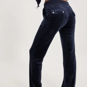 Juicy couture byxor  - Säljer pga att jag vill byta storlek och vill ha en annan färg💘använd ungefär 5-10 gånger så mycket fint skick 💘skriv om ni vill ha fler bilder 