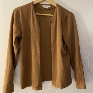 Kofta  - En brun kofta med knappar nästan aldrig använd då den är för stor för mig 💕