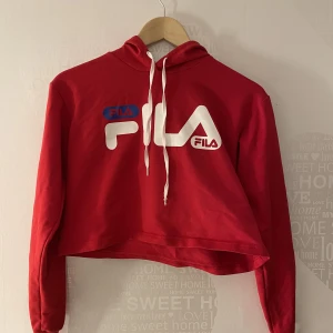 Fila tröja  - Croppd röd FILA tröja med huva storlek S 💕