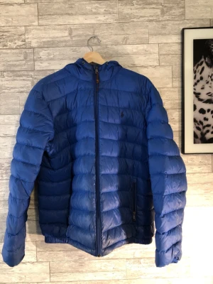Polo Ralph lauren jacka - Polo ralphlaoryen jacka  Ny pris 3000  Använd men ändå i bra kvalite om du vill ha mer bilder är det bara att säga till