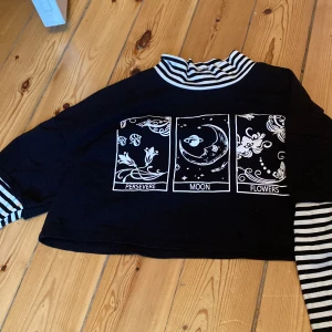 E-girl tröja  - En fin tröja i stilen E-girl. Från Shein. Rätt så kort magtröja som åker upp lätt. 