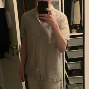 Linneskjorta  - Linneskjorta från Zara använd fåtal gånger. 9/10 i skick storlek M. Lite suddig bild men skriv för fler bilder.