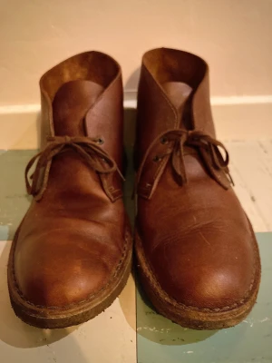 Clarks dessert shoes - Coola Clarks Desert boots. Storlek US 9,5 GB 9 så ca 43. Väldigt sparsamt använda. Är lite för stora för mig. Nypris ca 1499kr