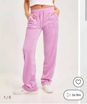 Juicy byxor - INTRESSEKOLL på mina rosa juicy byxor i stl XXS, har använt dom rätt många gånger men det syns knappt. Fler bilder finns på byxorna! Pris går oxå att diskutera