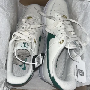 Nike low air force Green limited edition - Säljer dessa helt nya oanvända airforce då dom blev köpta i fel storlek och väntade för länge för att returnera!  Köpta för 1600:- Säljer för 1400:-