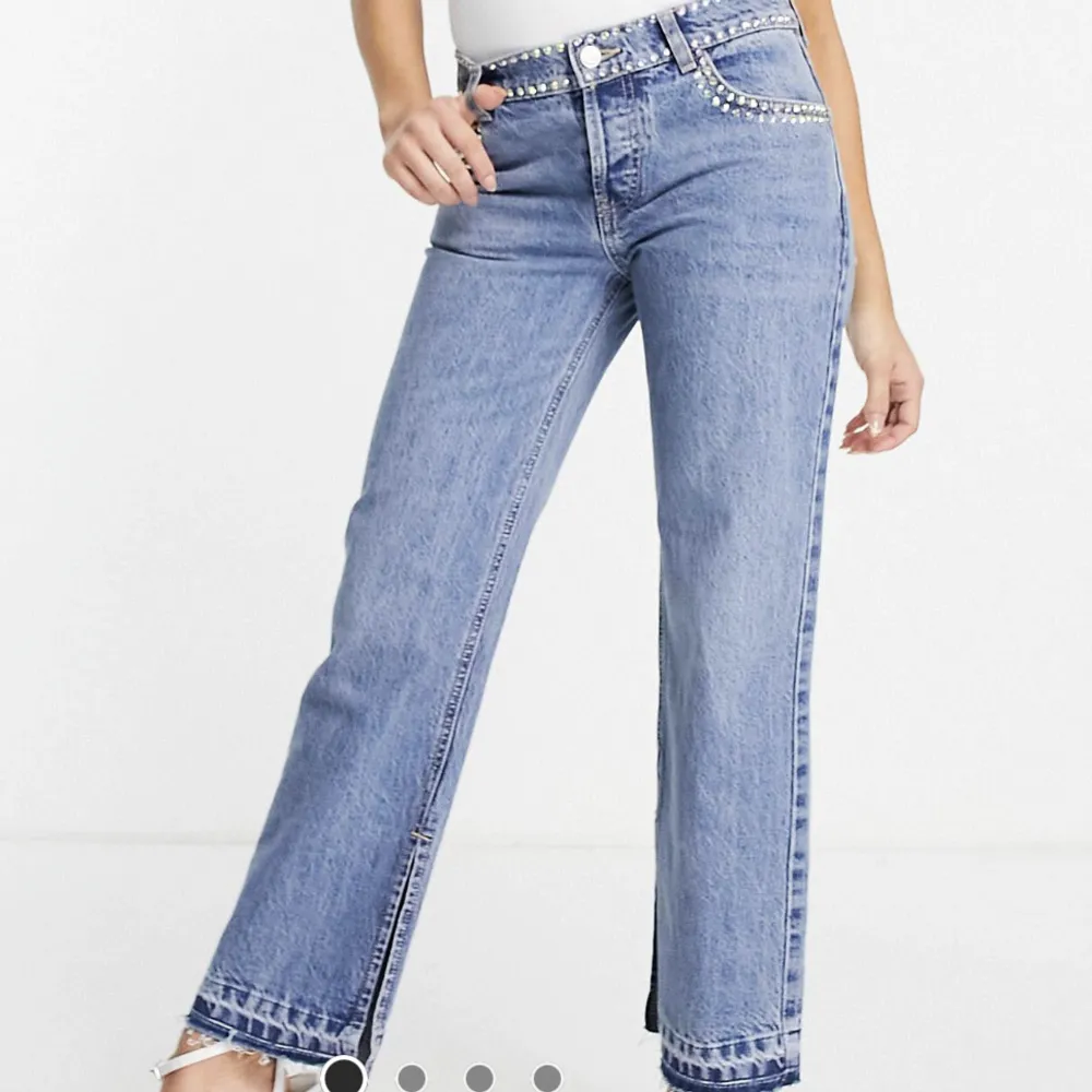 90 tals jeans så sjukt fina och passar om man är kort och petite! Tyvärr är dem alldeles för små för mig 🥲😩 de är lågmudjade och har en super snygg slits nedtill storlek W26 L28. Jeans & Byxor.