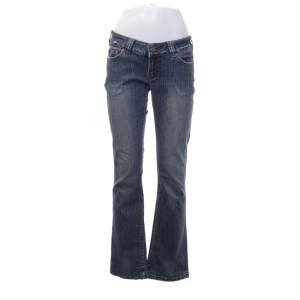 Ett par perfekt raka lågmidjade jeans som påminner om Brandy jeansen med stripes i tyget! Säljer då de tyvärr blivit lite korta på mig som är 170cm