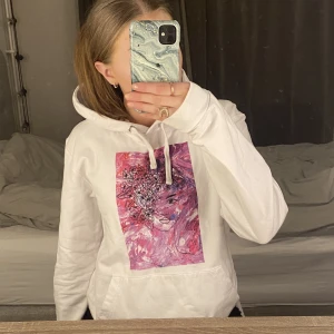 Thecoolelephant hoodie - Säljer min ”thecoolelephant” hoodie som har ett tryck på framsidan. 💓Den har endast fått vara i min lådan då den inte är min typ av tröja, det är därför den är lite skrynklig. Så gott som ny! Storlek M💘