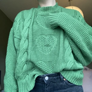 Lazy Oaf - Grön stickad tröja  - Kabelstickad grön tröja. Använd en del men i fint skick! 60% bomull och 40% akryl Inköpt på Lazy Oaf’s butik i London 2020 Strl S men passar upp till M :)  Hämtas i Göteborg eller skickas mot porto