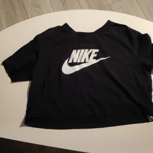 Magtröja - En magtröja från Nike. Passar även bra på en xs. Använd typ 2 gånger.  Köparen står för frakten 