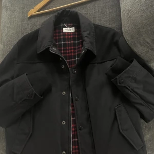 Saint Laurent Waxed Cotton Wool Coat/jacket Size:L - YSL Vinter jacka/rock  Herr Size:L passar L/XL Condition:9/10 (!HAR TAGS!) Retail:18 000kr köpt:Vinter20 men passa inte min smala kroppsform.  ett av de varmaste plagg jag äger, tung och omfamnande. 