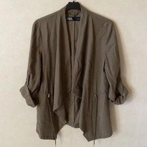 Militärgrön jacka från Zara Strl. S - Vara provad. Bra kvalité och mjuk. Nypris 549 kr.