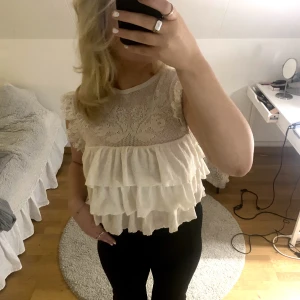 Volang topp - Jättefin volang topp från zara, slutsåld. Bara använd 1 gång❤️‍🔥❤️‍🔥FRAKT: 54kr