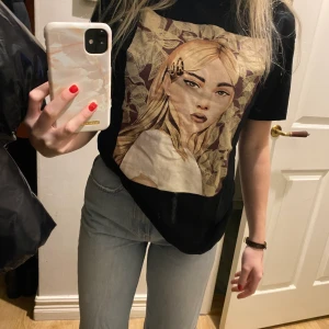 Pull and bear tshirt  - Säljer min fina tshirt från pull and bear då den inte används längre. Den har inga defekter och är i storlek s 💋 Frakten blir 59 kr och ingår inte i orginalpriset!  