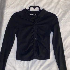 Zara kofta  - Säljer min fina topp från Zara! Frakten blir 59 kr och ingår inte i orginalpriset!  💋💋💋