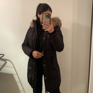 Vinterjacka  - Säljer min Rock and blue jacka med äkta päls. Luvan har även päls inuti, jackan är i nyskick. Knappt använd.  Nypris: 5200 kr💞  Pris kan diskutera vid snabb affär! 